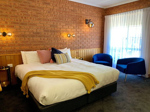 Golden River Motor Inn - Kawana Tourism 1