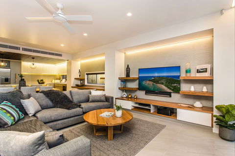 KoKo's Beach Houses - Kawana Tourism 1