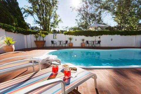 Ramada By Wyndham Diplomat Canberra - Kawana Tourism 1