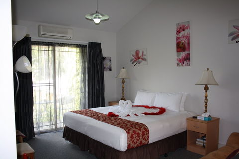 Swan Valley Oasis Resort - Kawana Tourism 0