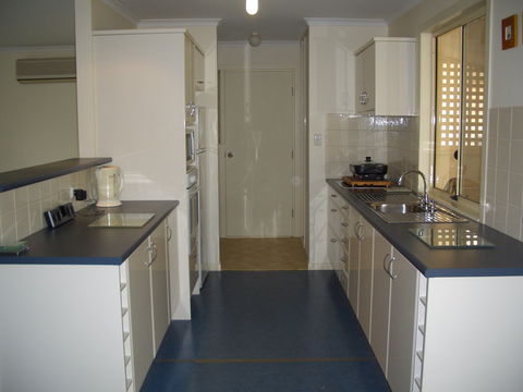 Yandra Beach House - Kawana Tourism 1