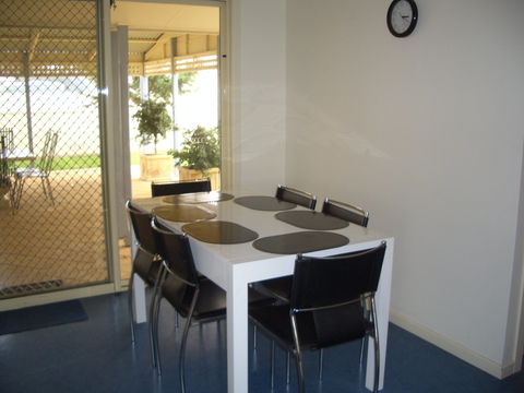 Yandra Beach House - Kawana Tourism 2