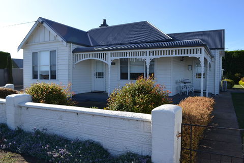 Calgary Accommodation & Killara Accommodation - Kawana Tourism 0