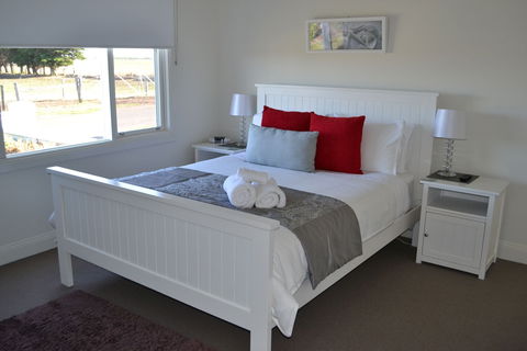 Calgary Accommodation & Killara Accommodation - Kawana Tourism 1