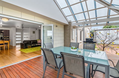 Limestone Coast Apartments - Kawana Tourism 0