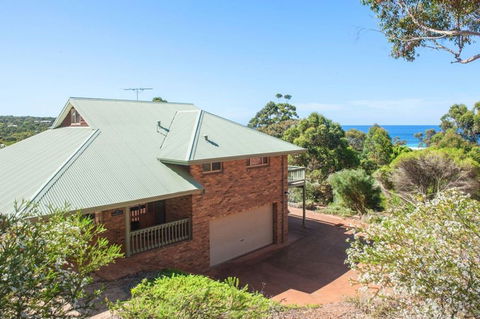 Ocean House - Kawana Tourism 0