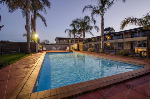 Red Carpet Motel - Kawana Tourism 1