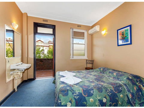 The Belmore Hotel - Kawana Tourism 1