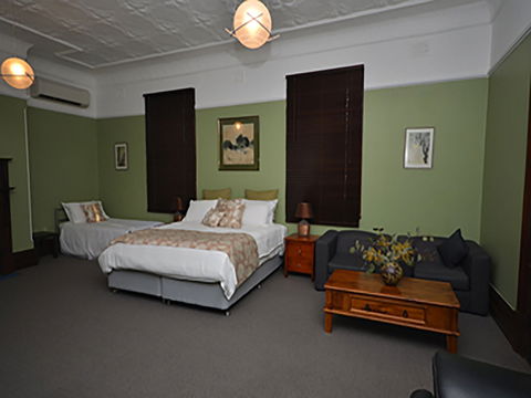 Vault Restaurant And Accommodation - Kawana Tourism 1