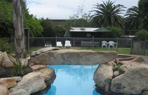 Boat Ramp Motel - Kawana Tourism 1