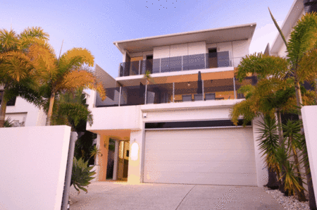 Alex Beach House - Kawana Tourism 0