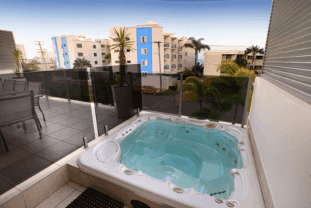 Alex Beach House - Kawana Tourism 3