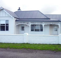 Calgary House  Cottage Accommodation - Kawana Tourism