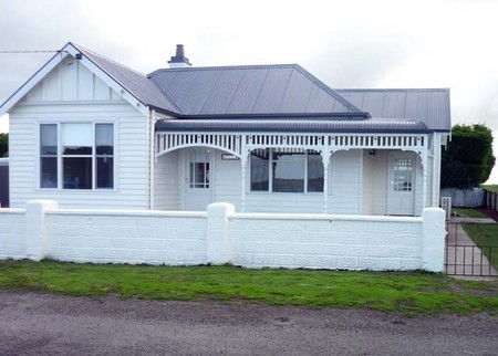 Calgary House & Cottage Accommodation - Kawana Tourism 0