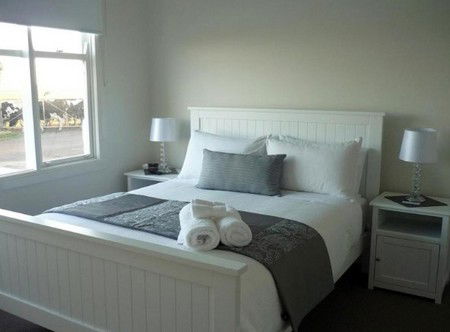 Calgary House & Cottage Accommodation - Kawana Tourism 1