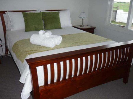 Calgary House & Cottage Accommodation - Kawana Tourism 4