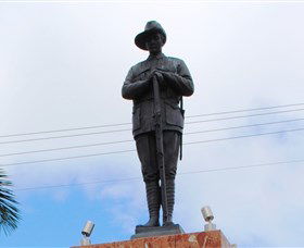 Charters Towers Memorial Cenotaph - Kawana Tourism 0