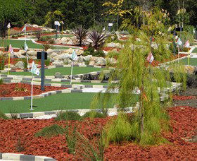 18 Hole Mini Golf - Club Husky - Kawana Tourism 0