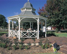 Muir House Art Gallery - Kawana Tourism 0