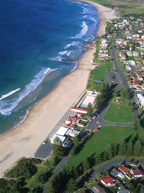 Thirroul Beach - Kawana Tourism 0