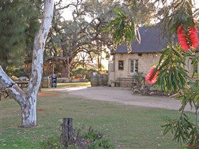 Overland Corner Hotel - Kawana Tourism 1