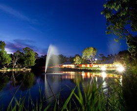 Savannah Visitor Plaza, Taronga Western Plains Zoo Dubbo - Kawana Tourism 3