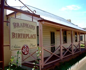 Bradmans Birthplace Museum Cootamundra - Kawana Tourism 1