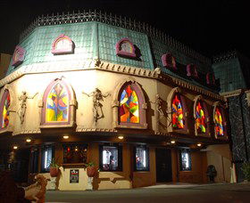 Draculas Cabaret Restaurant - Kawana Tourism 0