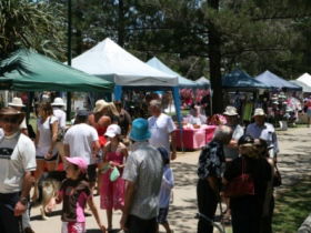 Broadbeach Art And Craft Markets - Kawana Tourism 3