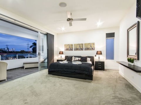 The Grand Broadbeach - Vogue Holiday Homes - Kawana Tourism 2