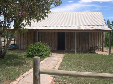 Early Settlers Cottage (Solly's Hut) - Kawana Tourism 0