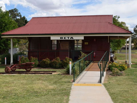 Beta Hut And Railway Memorabilia - Kawana Tourism 0