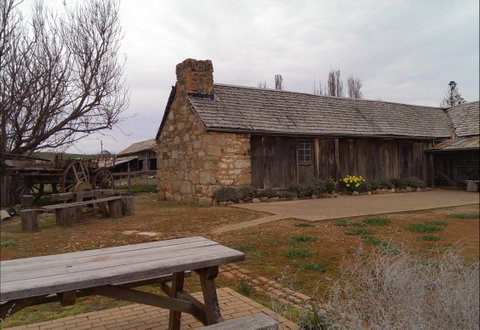 Early Settlers Hut - Kawana Tourism 0