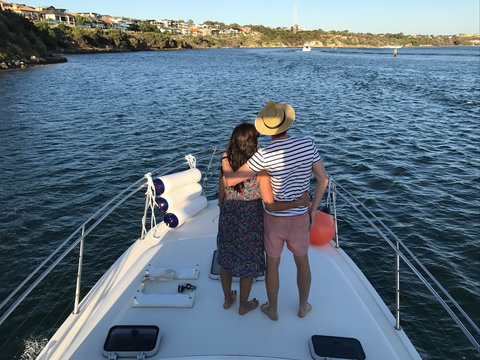 Cruising The  Swan River In At Sunset With Boutique Cruise - Kawana Tourism 2