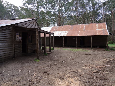 Razorback Hut - Kawana Tourism 0