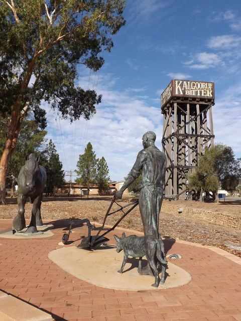 Merredin Railway Water Tower - Kawana Tourism 0