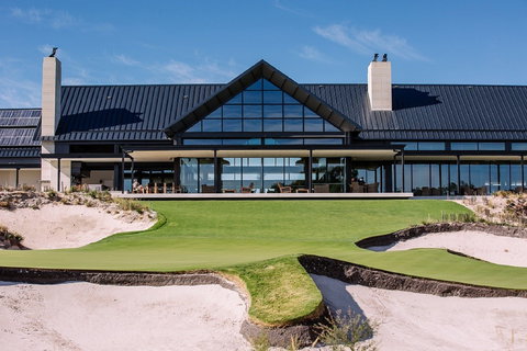 Peninsula Kingswood Country Golf Club - Kawana Tourism 0