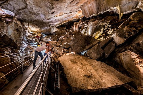 Jenolan Caves: Lucas Cave Tour - Kawana Tourism 3
