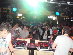 Swell Tavern - Kawana Tourism 3