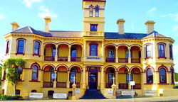 The Queenscliff Historic Royal Hotel - Kawana Tourism 0