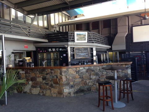 Newmarket Hotel & Steakhouse - Kawana Tourism 4