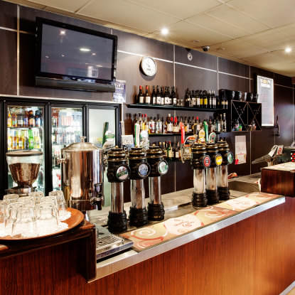 Upper Ross Hotel - Kawana Tourism 5