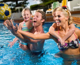 V3 Bar @ Novotel Brighton Beach - Kawana Tourism 0