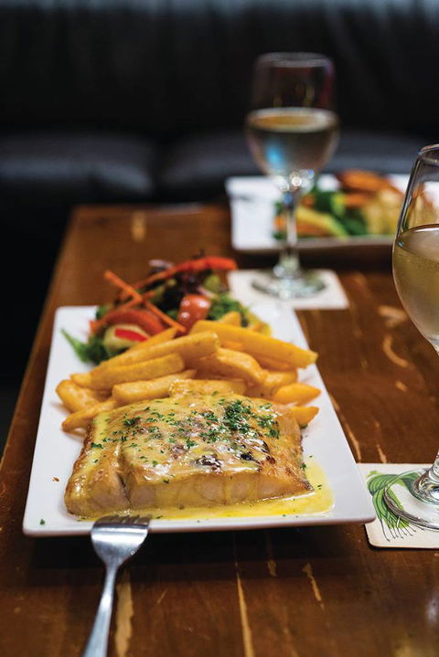 Dolly’s Bar & The Hibiscus Tavern - Kawana Tourism 0