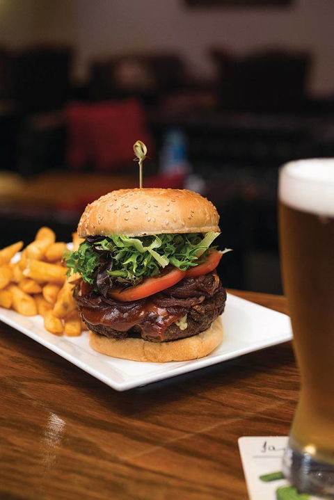 Dolly’s Bar & The Hibiscus Tavern - Kawana Tourism 1
