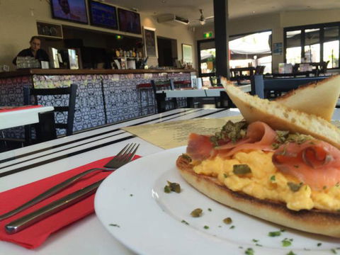 Dolly’s Bar & The Hibiscus Tavern - Kawana Tourism 2