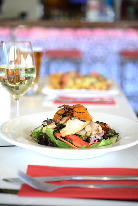 Dolly’s Bar & The Hibiscus Tavern - Kawana Tourism 4