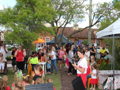 Dowling Street Christmas Party - Kawana Tourism 2