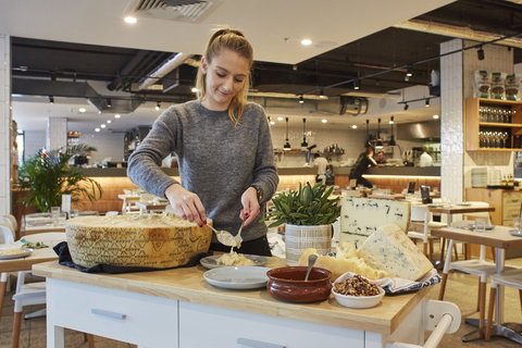 Flaming Cheese Wheel And Wine Experience: Brisbane - Kawana Tourism 0