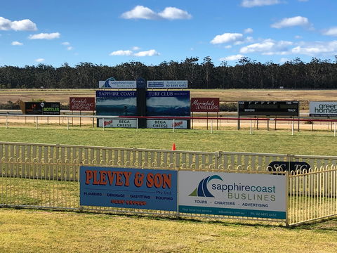 Tathra Cup Hawaiian Themed Fashions On The Field - Kawana Tourism 0